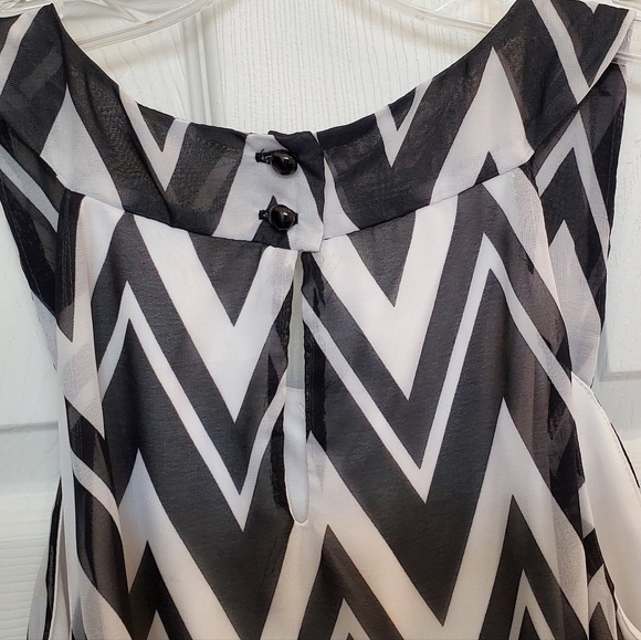 NWOT Black and White Chevron Print Blouse - Picture 8 of 8